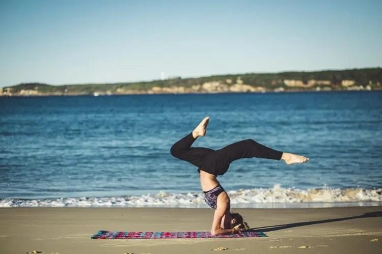 facendo esercizi su un tappetino da yoga