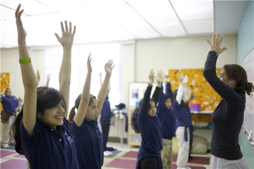 stuoia di yoga della ragazza